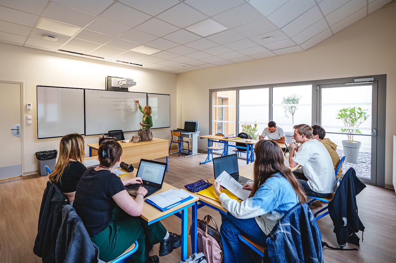 Étudiants du Sup' Saint Jean suivant un cours en salle de classe