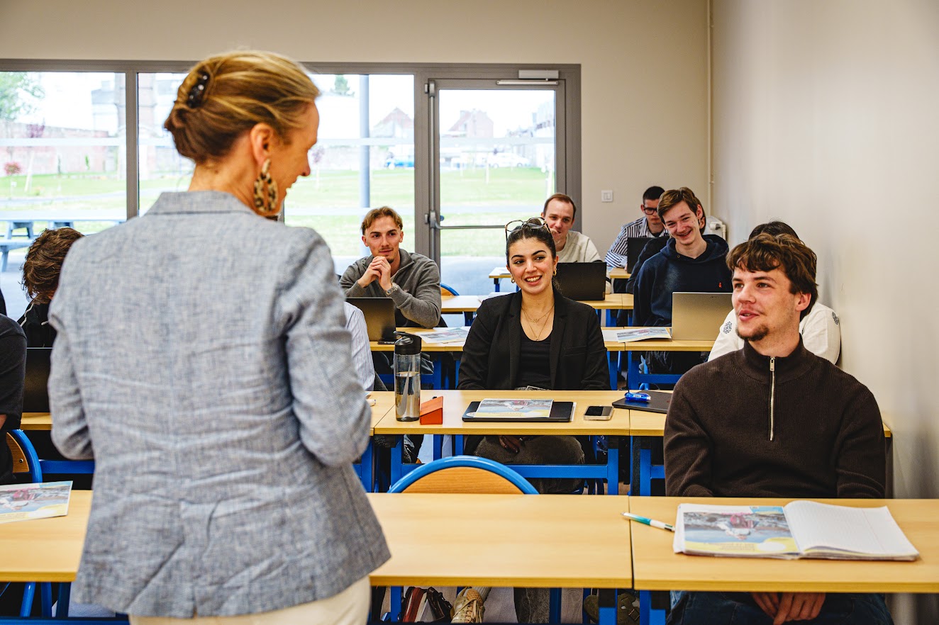 Enseignante échangeant avec des étudiants du Sup' Saint Jean en cours