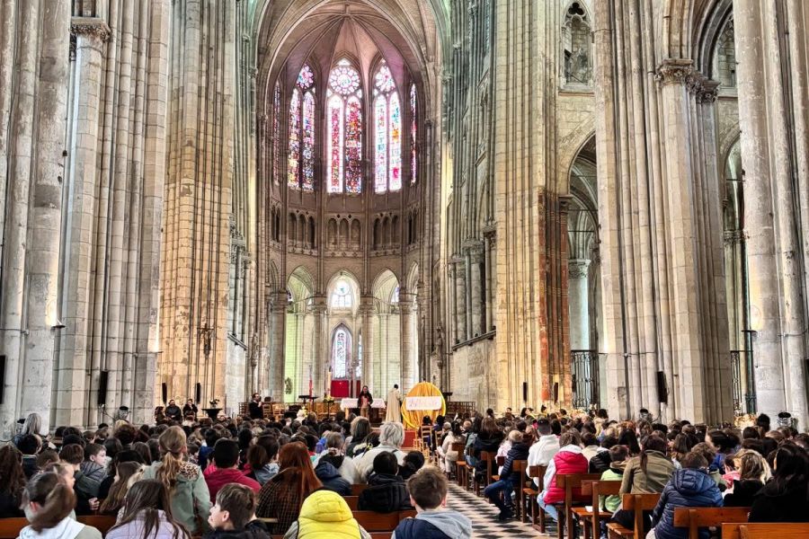 Élèves rassemblés dans une église pour un temps fort de pastorale