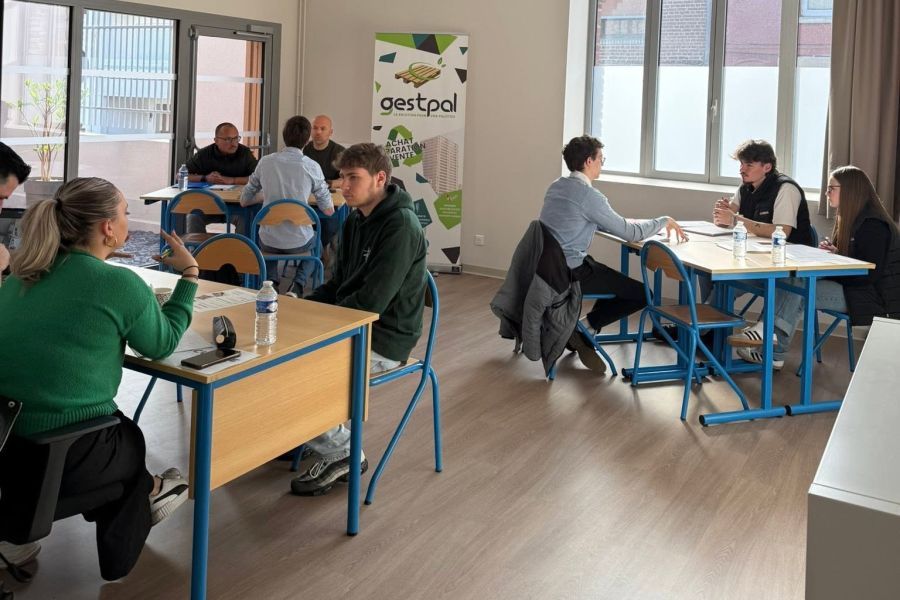 Échanges en petits groupes autour de tables lors d'ateliers au Sup' Saint Jean & la Croix