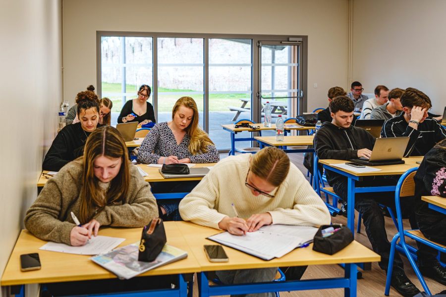 Étudiants en cours de BTS Management Commercial Opérationnel au Sup' Saint Jean & la Croix
