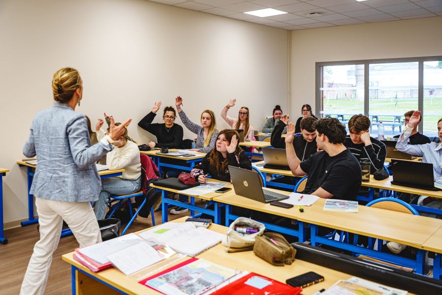 Étudiants du Sup' Saint Jean participant activement à un cours