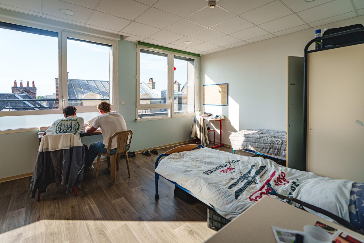 Deux internes étudiant ensemble à leur bureau dans une chambre de l'internat