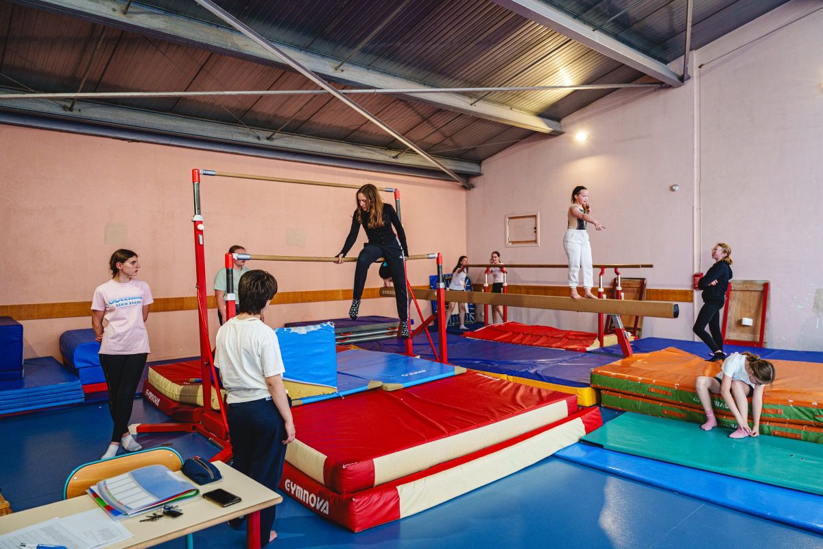 Gymnastes à la barre fixe et à la poutre pendant un entraînement