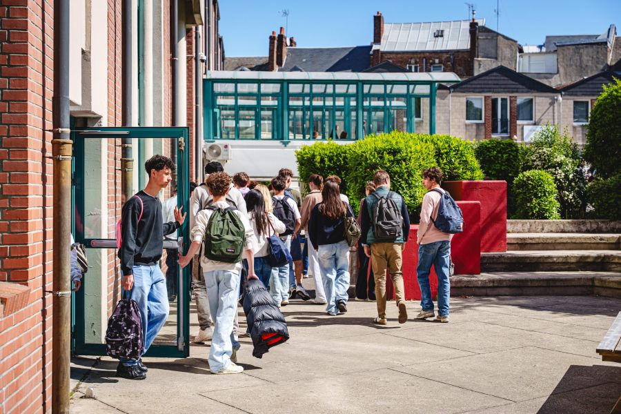 Élèves du lycée quittant l'établissement par la cour extérieure
