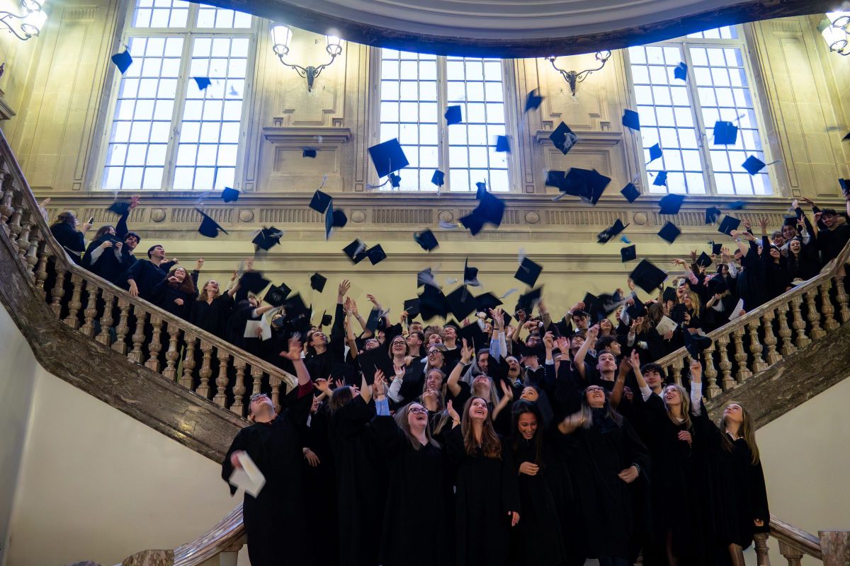 Lancer de toques des diplômés lors d'une cérémonie de remise des diplômes