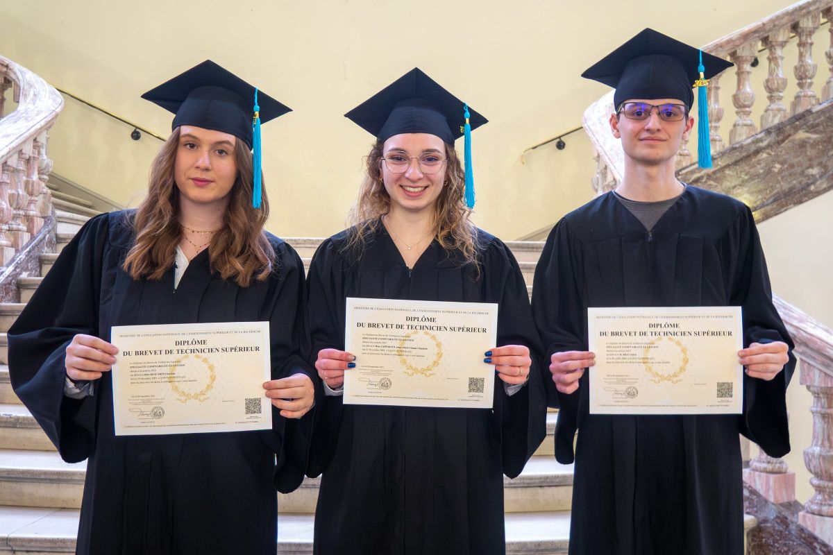 Diplômés du BTS Comptabilité et Gestion tenant leur diplôme lors de la remise