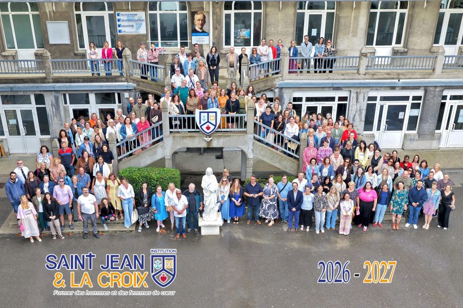 Équipe éducative de l'Institution Saint Jean & la Croix réunie pour une photo de groupe