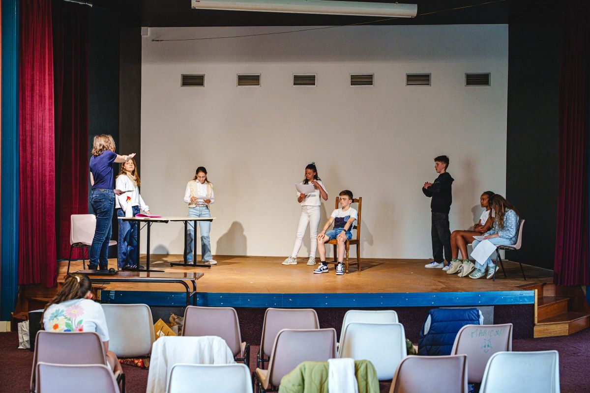 Répétition théâtrale de lycéens sur la scène de l'établissement