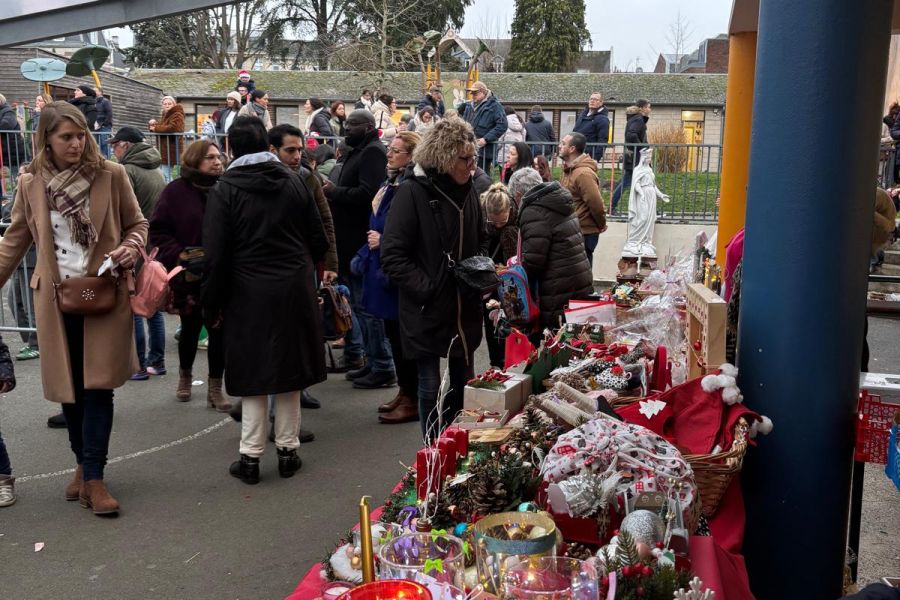 Marché de Noël organisé par l'Apel sous le préau de l'établissement