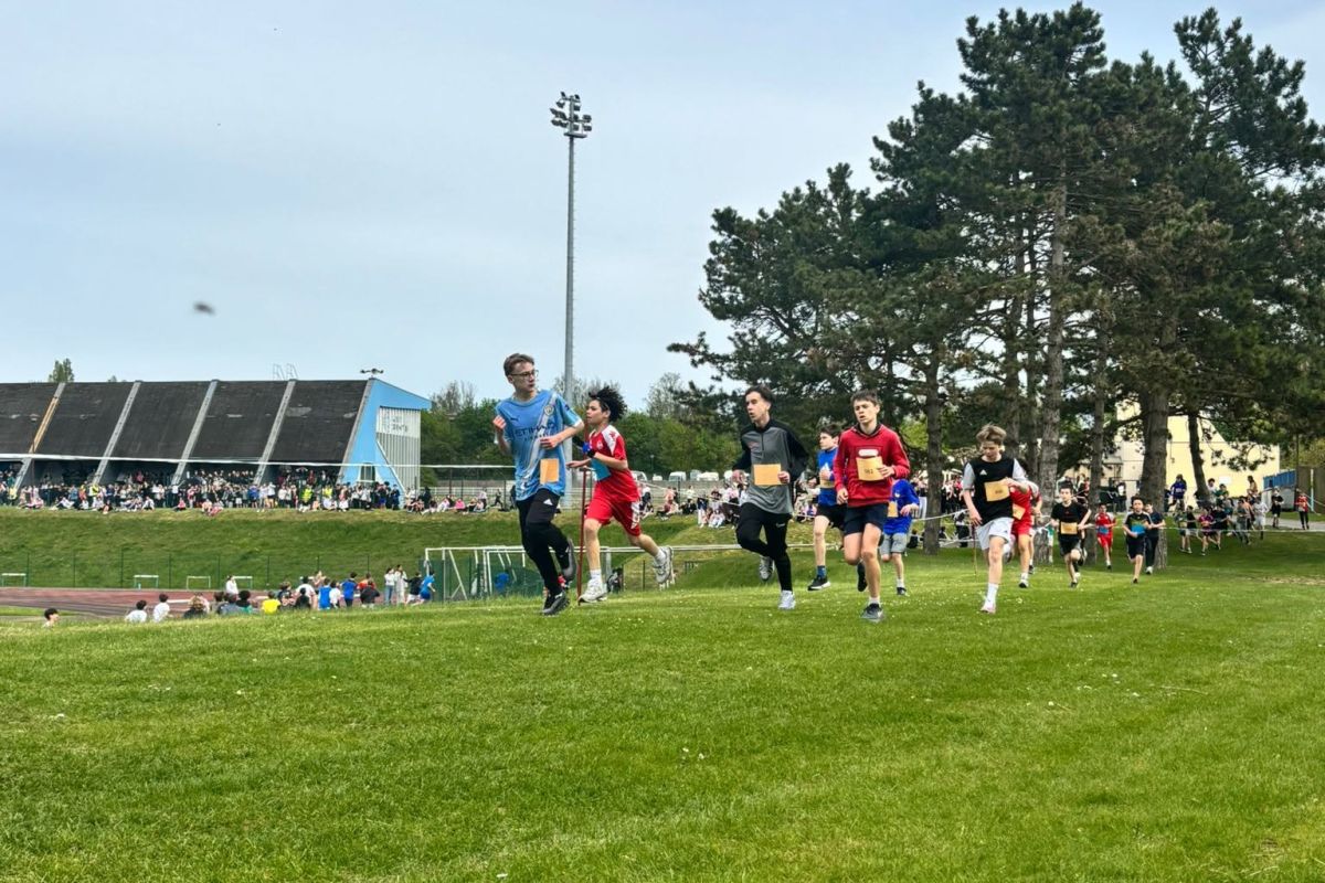 Collégiens en pleine course lors d'une épreuve de cross sur herbe