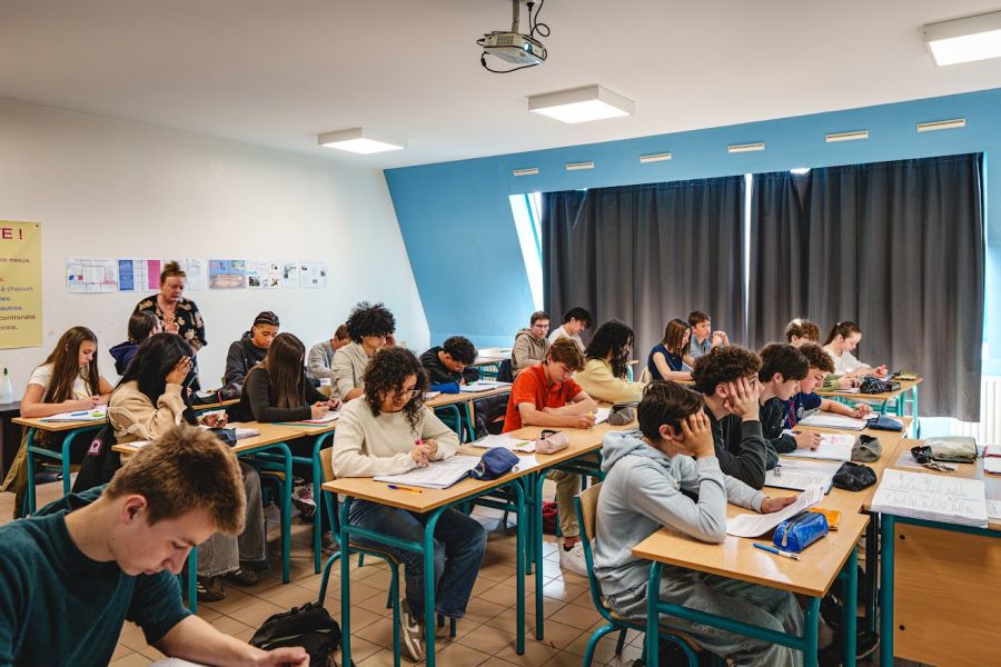 Réunion de rentrée en salle de classe avec des élèves et leur professeur