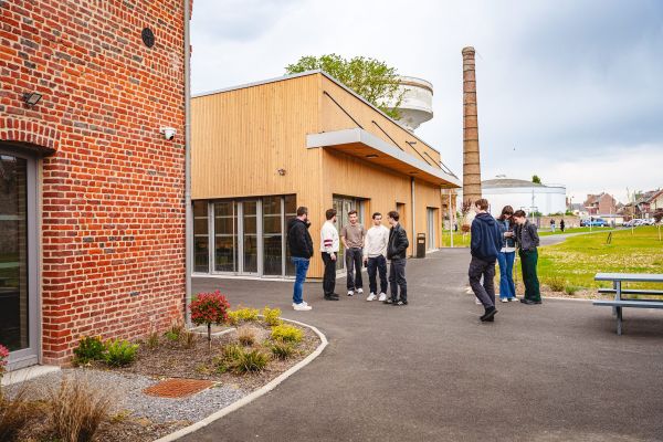Étudiants devant les bâtiments du campus du Sup' Saint Jean & la Croix