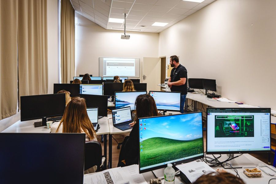 Salle informatique du Bachelor Communication, Digital & Événementiel au Sup' Saint Jean & la Croix