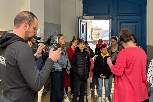 Élèves de l'internat échangeant en groupe autour de post-it dans une salle commune