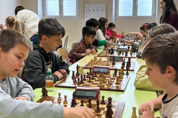 Élèves concentrés pendant un tournoi d'échecs organisé au sein de l'école