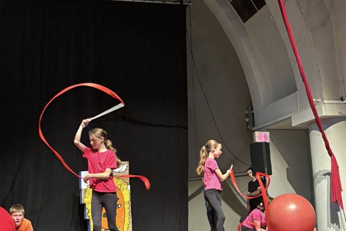 Collégienne exécutant un numéro de ruban pendant un spectacle de cirque