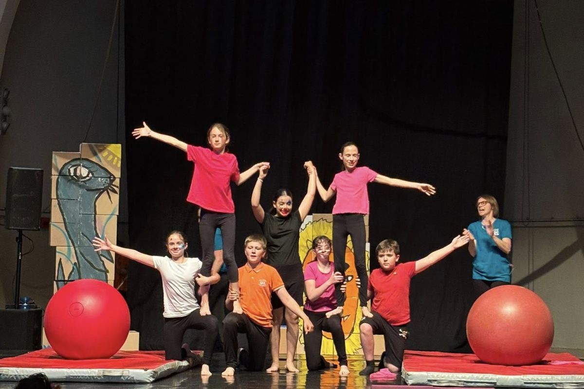 Élèves formant une pyramide humaine lors d'un spectacle de cirque