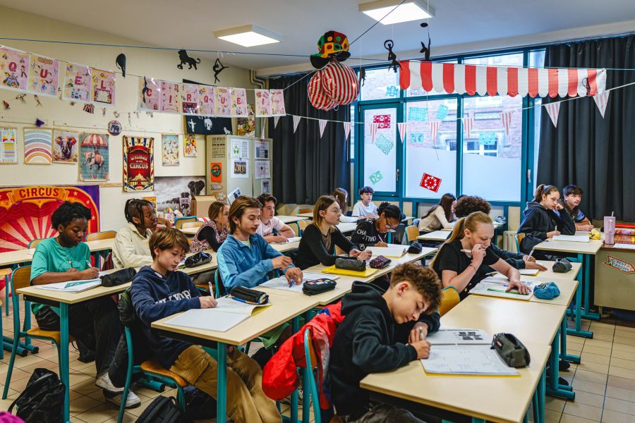 Salle de classe décorée sur le thème du cirque avec les élèves à leur place