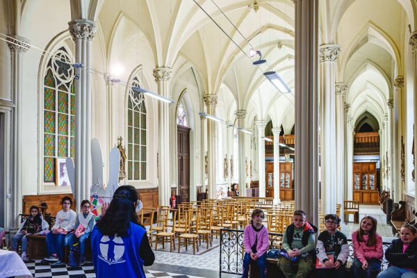 Élèves réunis dans une église gothique lors d'un temps de pastorale