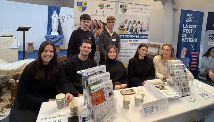 Équipe du Sup' Saint Jean sur un stand lors d'un forum d'orientation