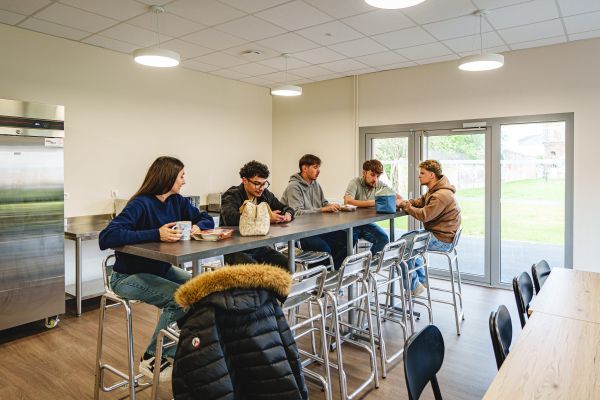 Étudiants du Sup' Saint Jean partageant un repas à la cafétéria