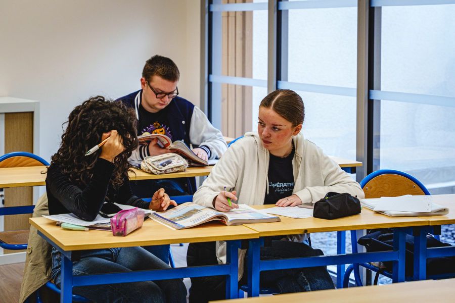 Travail en petit groupe entre étudiants au Sup' Saint Jean & la Croix