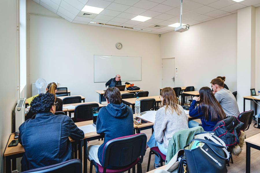 Cours en classe avec un formateur du BTS Gestion de la PME au Sup' Saint Jean & la Croix