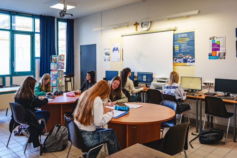 Ouvriers en travaux de rénovation dans un couloir de l'établissement
