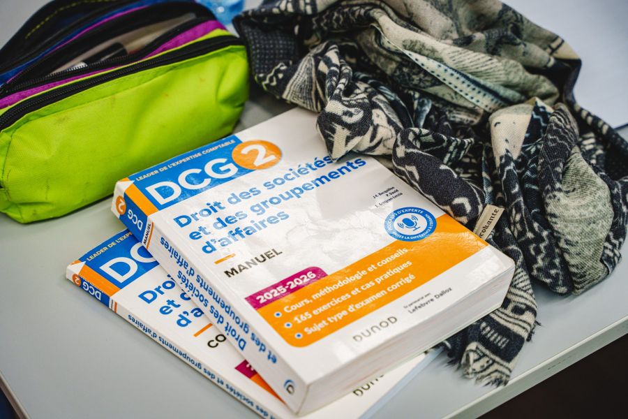 Manuels de DCG et fournitures posés sur une table du Sup' Saint Jean