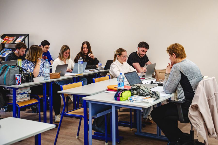 Groupe d'étudiants du Sup' Saint Jean travaillant avec leur enseignante