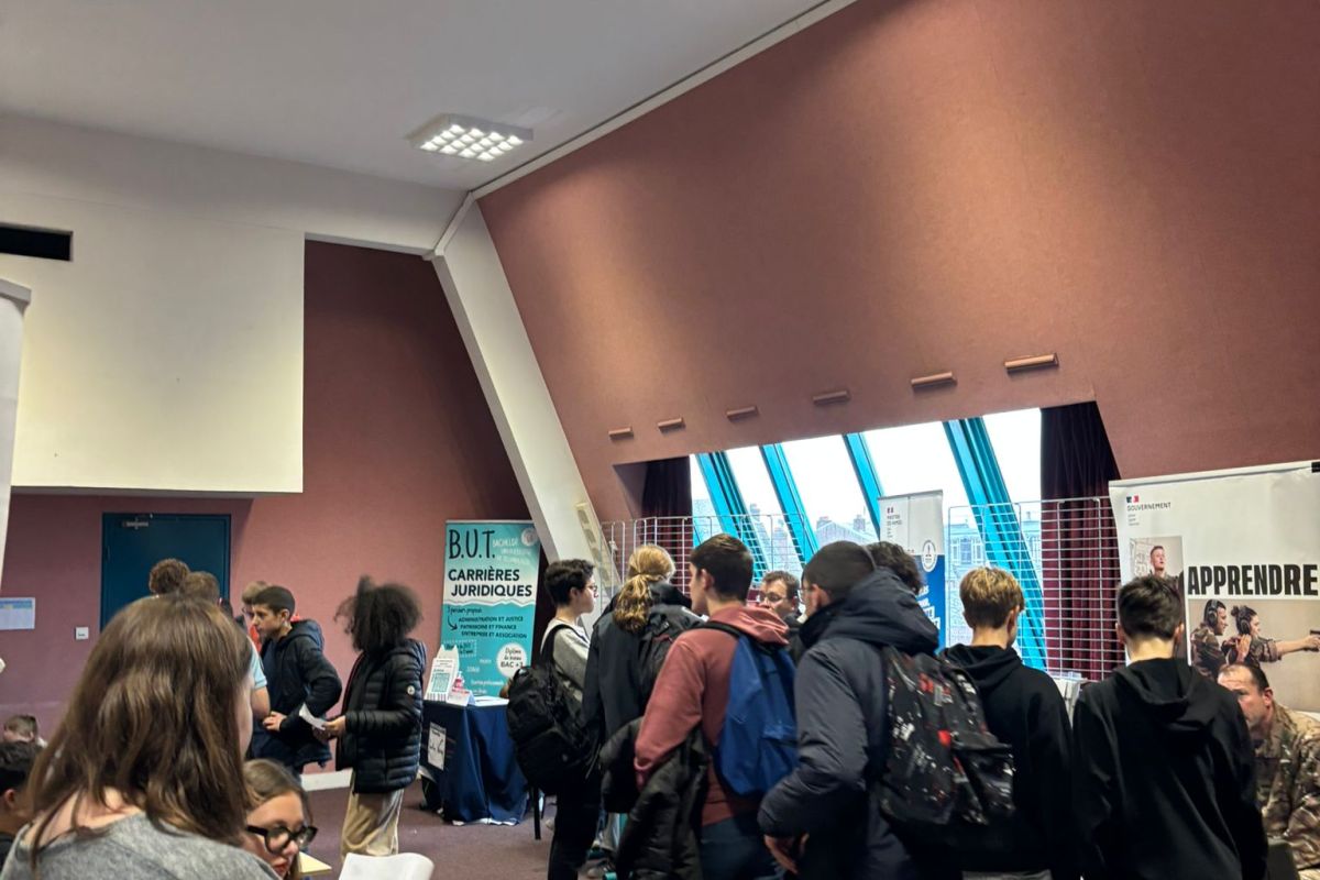 Lycéens visitant les stands d'un salon de l'orientation et des formations
