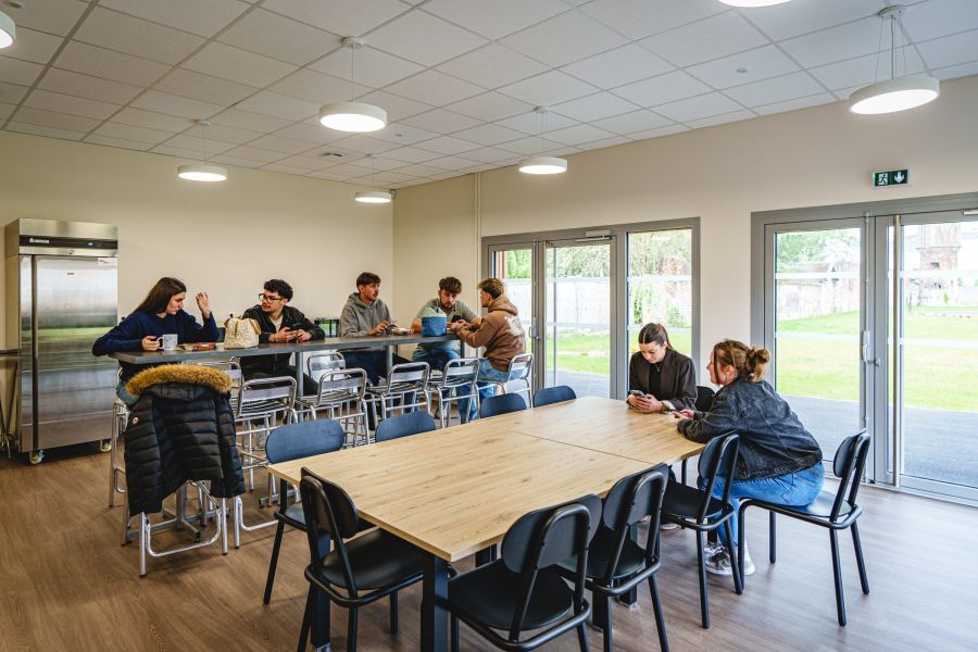 Étudiants du Sup' Saint Jean installés à table dans l'espace restauration