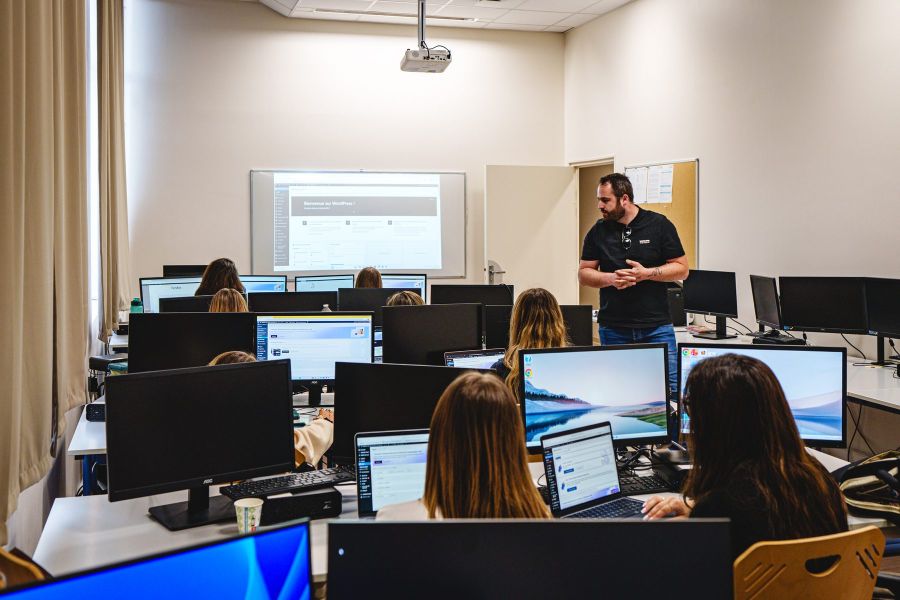 Cours multimédia en salle informatique du Bachelor Communication, Digital & Événementiel