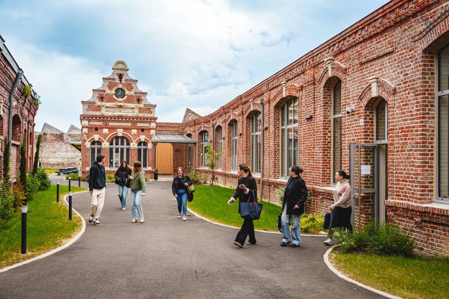 Étudiants traversant la cour intérieure du campus du Sup' Saint Jean