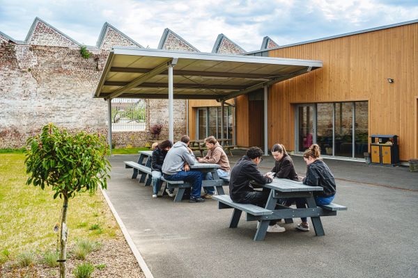 Étudiants du Sup' Saint Jean réunis sous le préau extérieur du campus