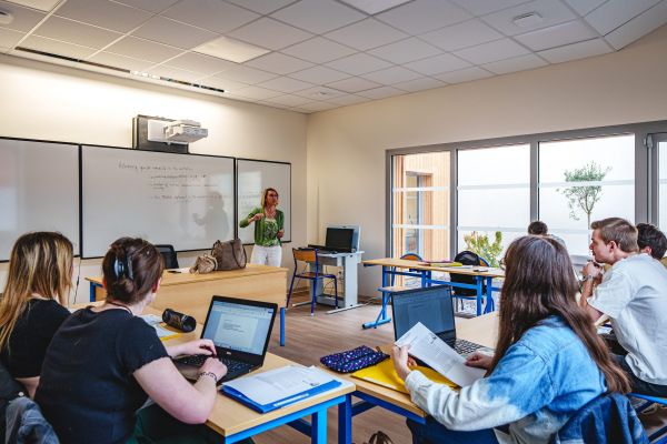 Enseignante animant un cours avec vidéoprojecteur au Sup' Saint Jean