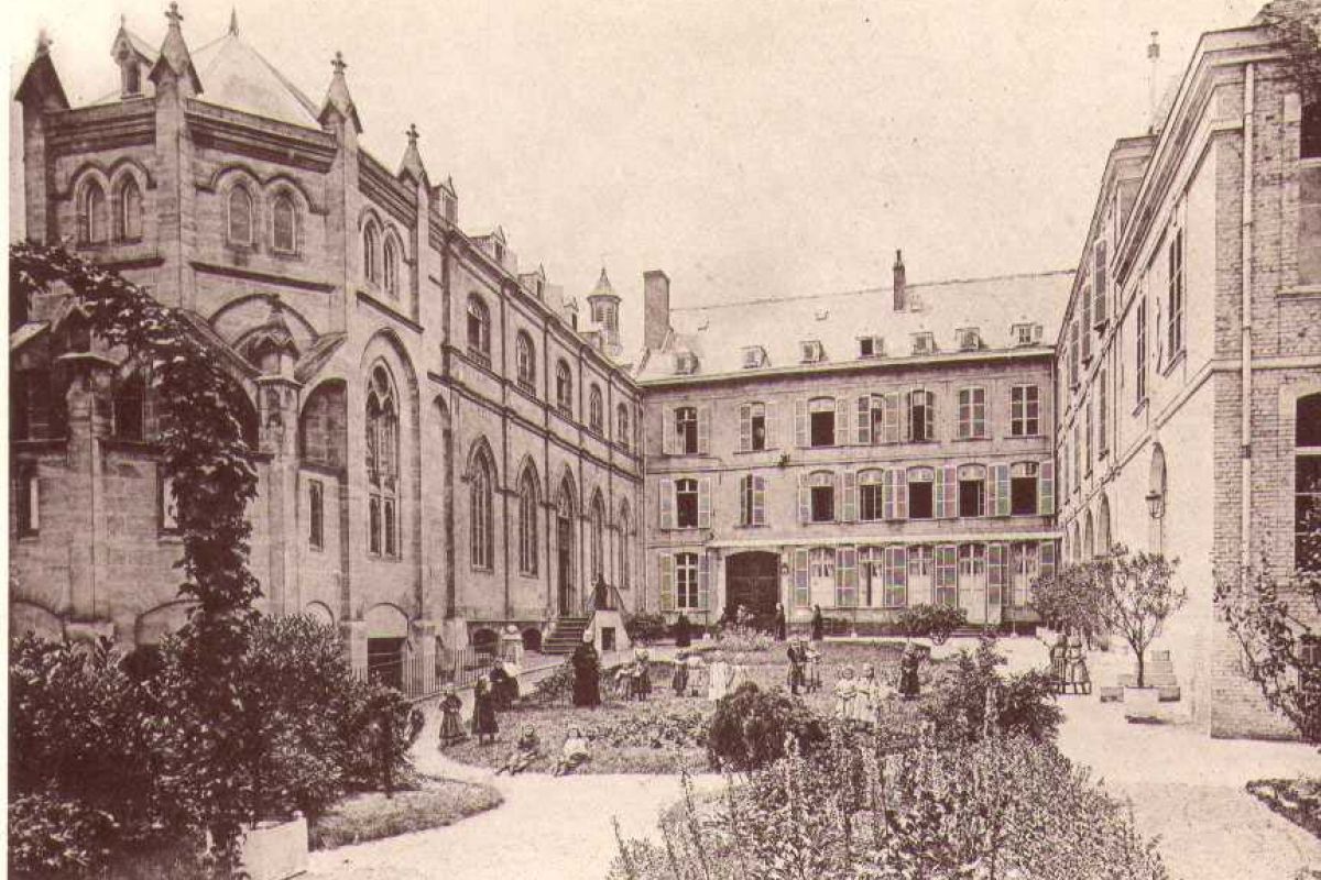 Cour intérieure et jardin de l'établissement sur une photographie ancienne
