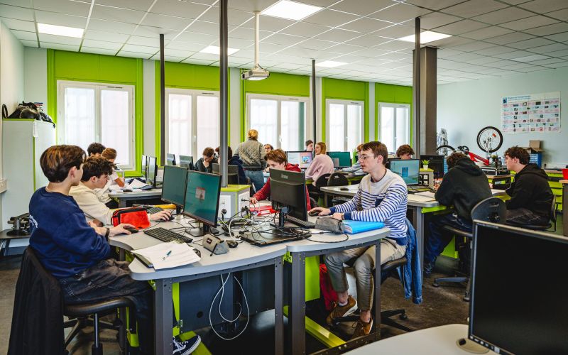 Lycéens en salle informatique au lycée Saint Jean et la Croix
