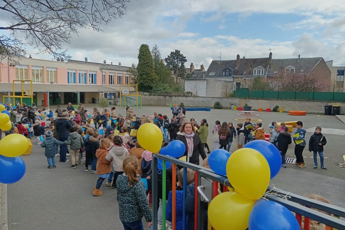 Rassemblement d'élèves formant un cercle dans la cour de l'établissement