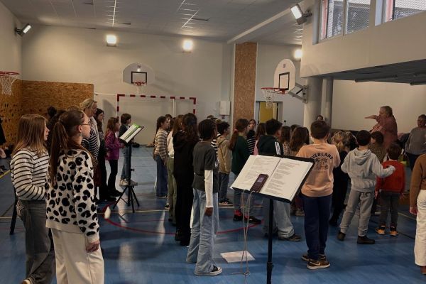 Chorale d'élèves de l'école Saint Jean & la Croix chantant dans le gymnase