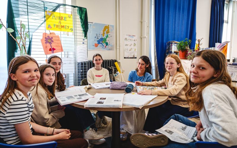 Élèves du collège Saint Jean et la Croix en travail de groupe