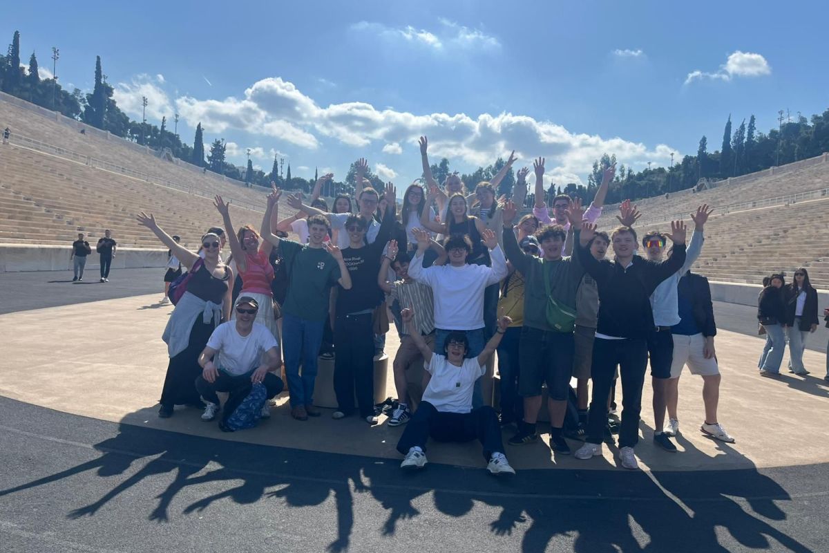 Lycéens en voyage scolaire célébrant au stade panathénaïque d'Athènes