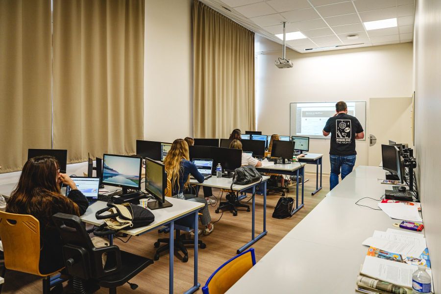 Salle multimédia du Bachelor Communication avec un formateur face aux étudiants