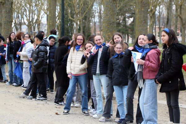 Collégiennes réunies en extérieur avec des foulards pour un événement