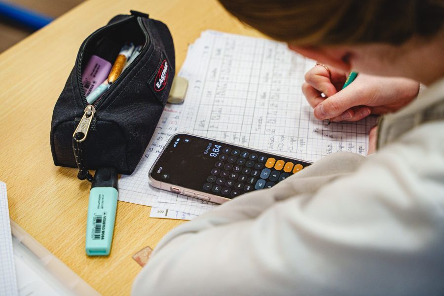 Étudiant du Sup' Saint Jean réalisant un exercice de comptabilité