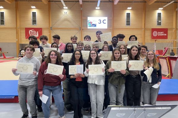 Classe de troisième réunie en salle de sport pour recevoir ses diplômes