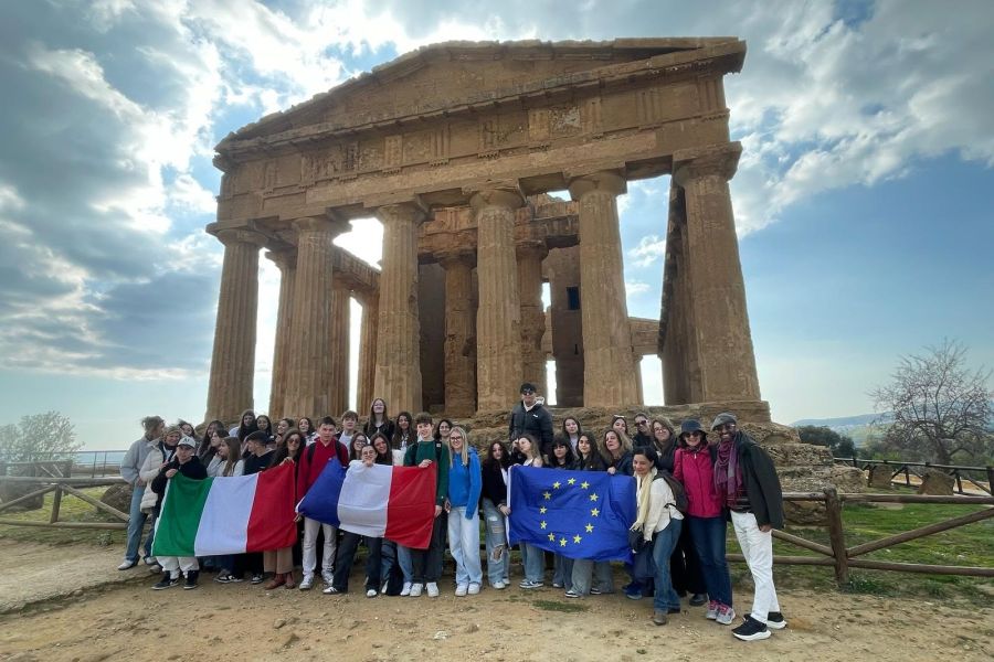 Élèves devant un temple grec en Sicile lors d'un séjour international