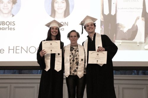 Remise de diplômes du programme Academica Dual Diploma, toge et parchemin en main