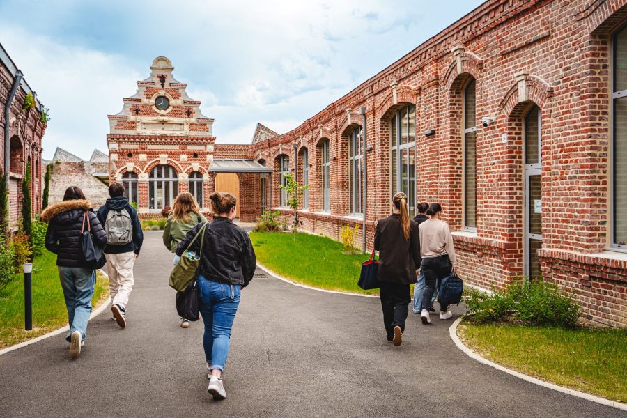 Étudiants du Sup' Saint Jean se dirigeant vers les bâtiments du campus